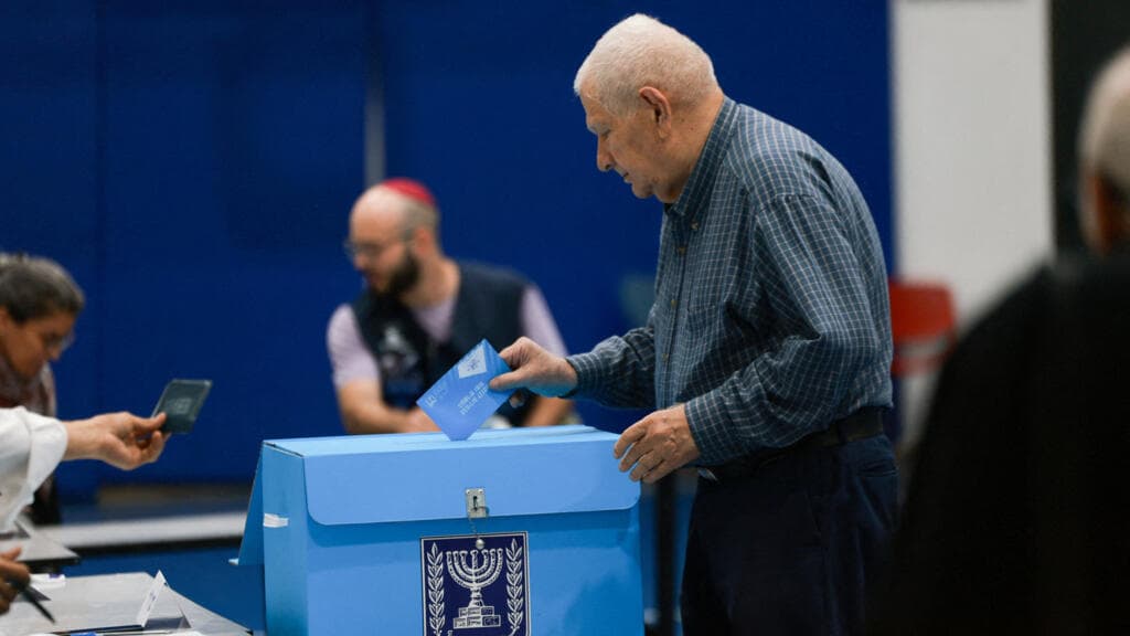 Ciudadanos israelíes acuden a los centros de votación para participar en las elecciones legislativas.