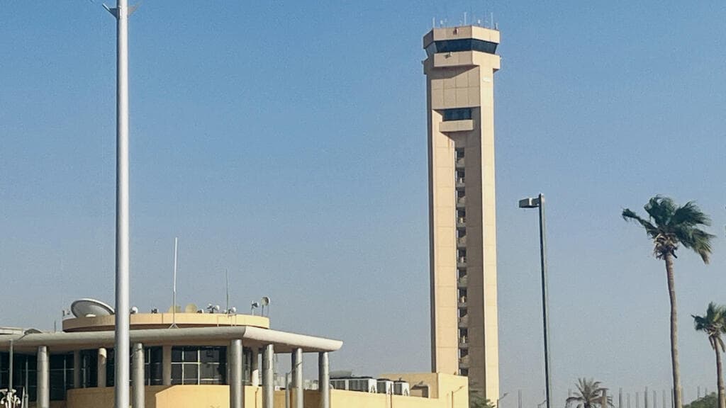 12 muertos y más de 300 heridos en ataques de los rebeldes hutíes contra el aeropuerto de Riad
