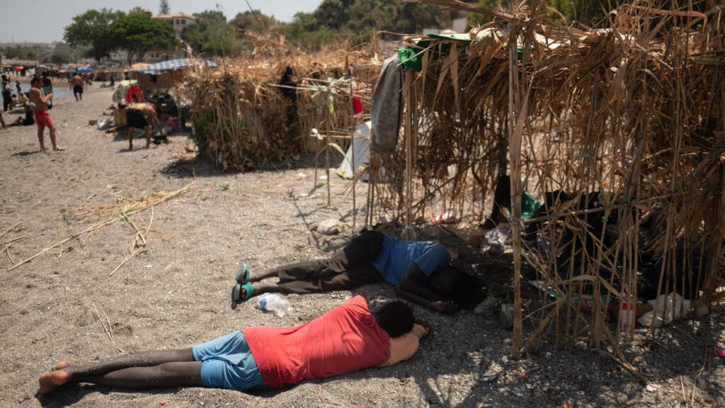 “A las puertas de Europa”: miles de migrantes esperan en Ceuta conocer su destino