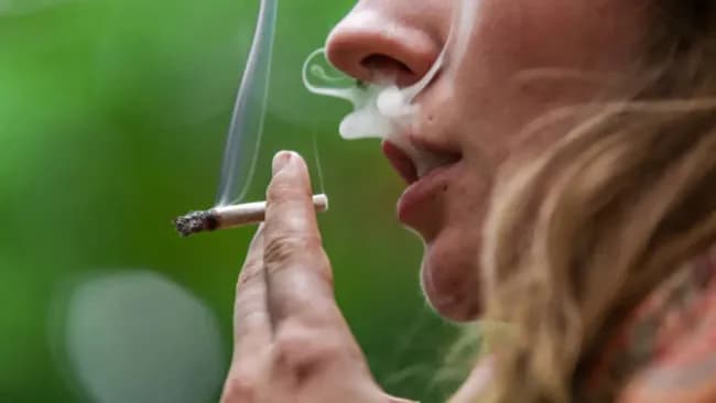 Adultos consumen más drogas que los adolescentes en México, revela encuesta