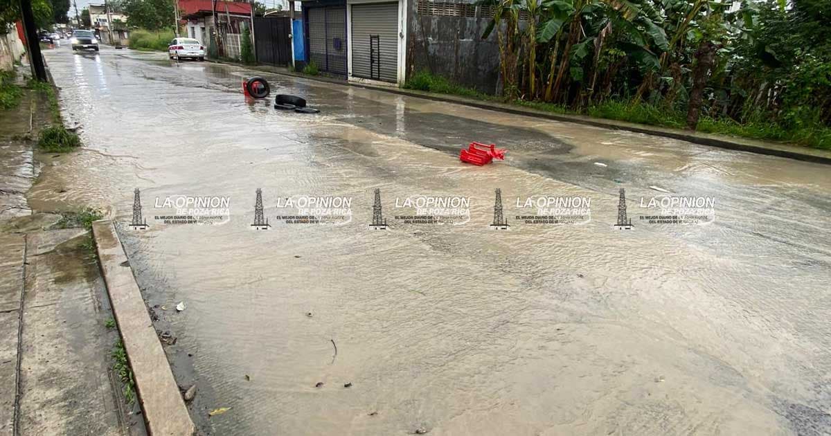 Aguas de drenaje bañan la avenida Papantla en la colonia La Ceiba