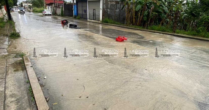 Aguas de drenaje bañan la avenida Papantla en la colonia La Ceiba