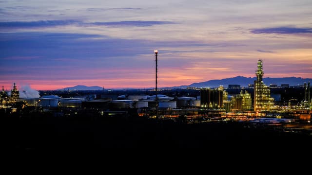 AIE hará liberación récord de reservas petroleras, mientras Irán pide prepararse para un barril de USD 200