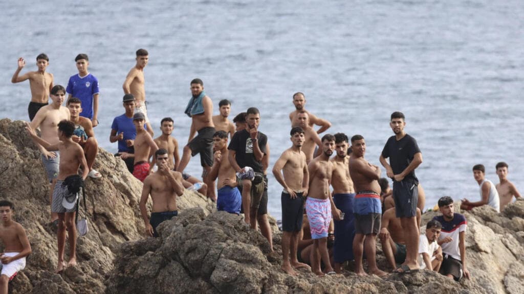 Al menos 12 migrantes detenidos y cuatro militares heridos, en medio de la crisis migratoria en Ceuta