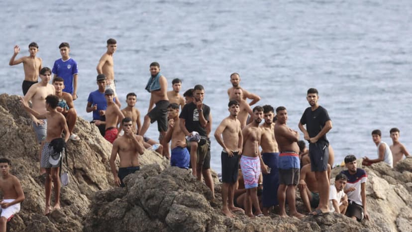 Al menos 12 migrantes detenidos y cuatro militares heridos, en medio de la crisis migratoria en Ceuta