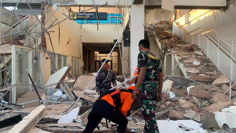 Al menos dos muertos y estructuras derrumbadas tras un poderoso sismo de 7,7 en Indonesia