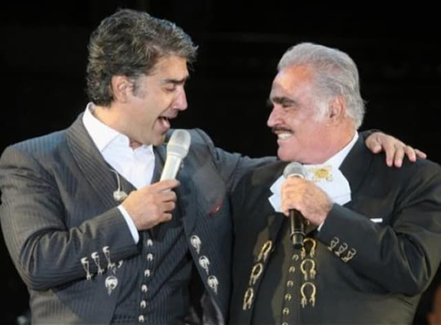 Alejandro Fernández debuta en la moda con marca inspirada en Vicente Fernández