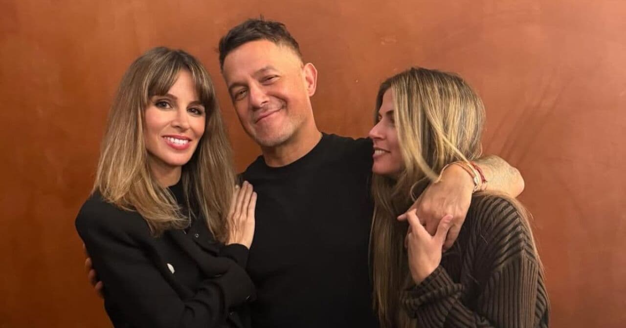 Alejandro Sanz reafirma su romance con Stephanie Cayo con un tierno beso en pleno concierto
