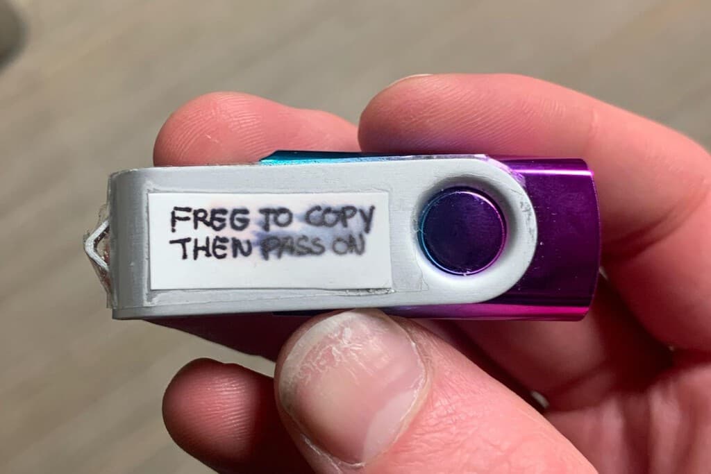 Alguien encontró una USB con la leyenda "gratis para compartir". Su contenido era la palabra de Dios, literalmente