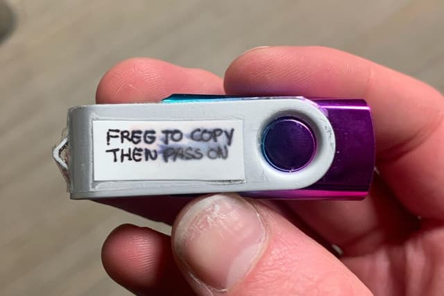 Alguien encontró una USB con la leyenda "gratis para compartir". Su contenido era la palabra de Dios, literalmente