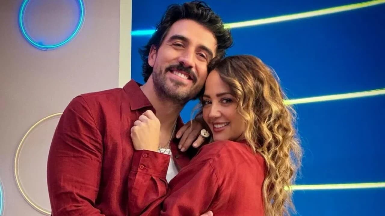 Andrea Legarreta posa enamorada junto a su novio y Erik Rubín reacciona