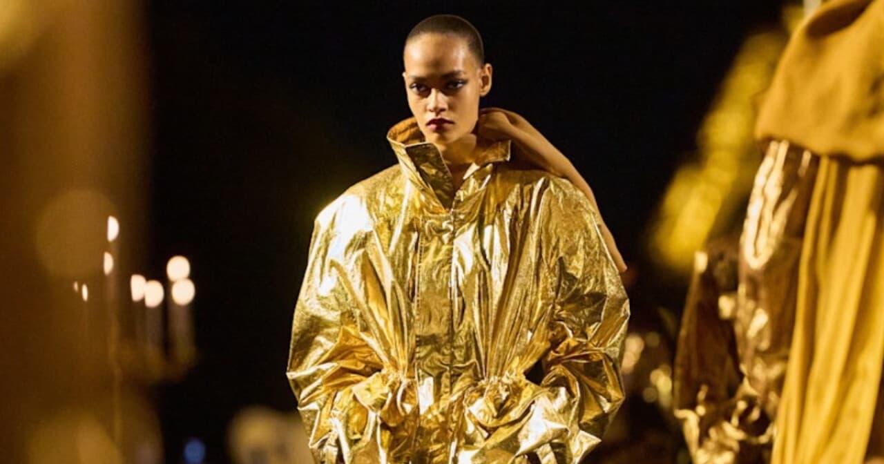 Anthony Vaccarello convierte el último desfile de Saint Laurent en una noche dorada