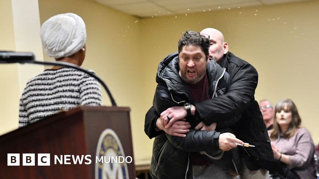 Atacan con una sustancia desconocida a Ilhan Omar, la congresista que en el pasado fue amenazada de muerte tras críticas de Trump