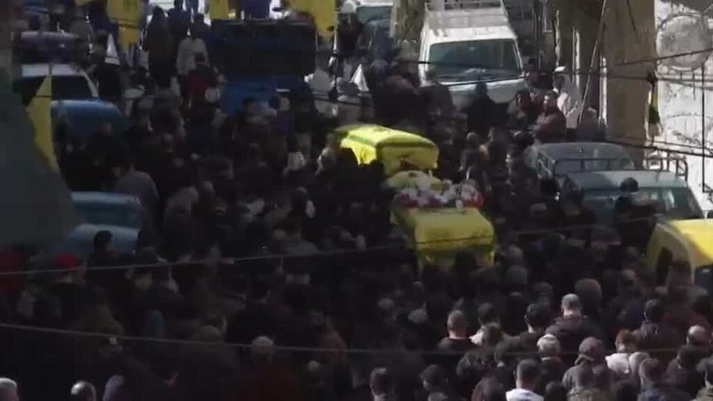 Ataques aéreos israelíes y tensión en Líbano: funeral masivo en Nabichit
