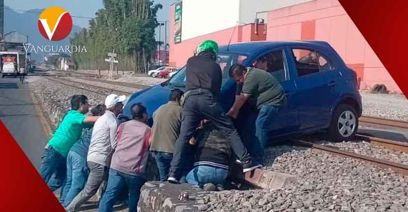Auto queda atorado en las vías de un tren; el conductor salió ileso