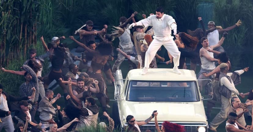 Bad Bunny y su estilismo en el show del Super Bowl