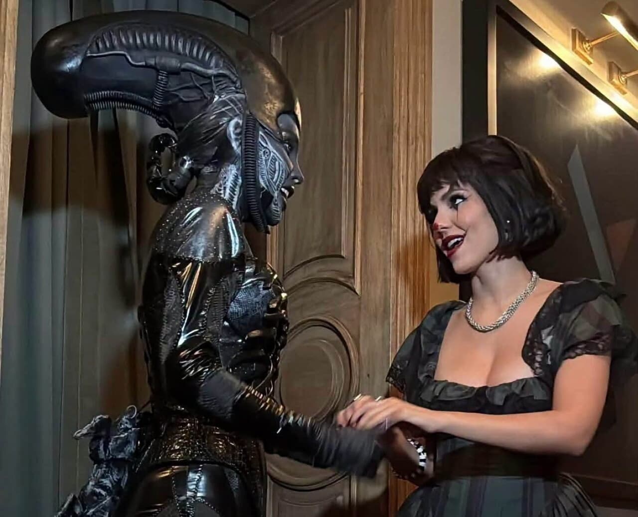 Belinda sorprendió a todos sus invitados con una compleja caracterización inspirada en el universo de Alien durante su fiesta Beliween.