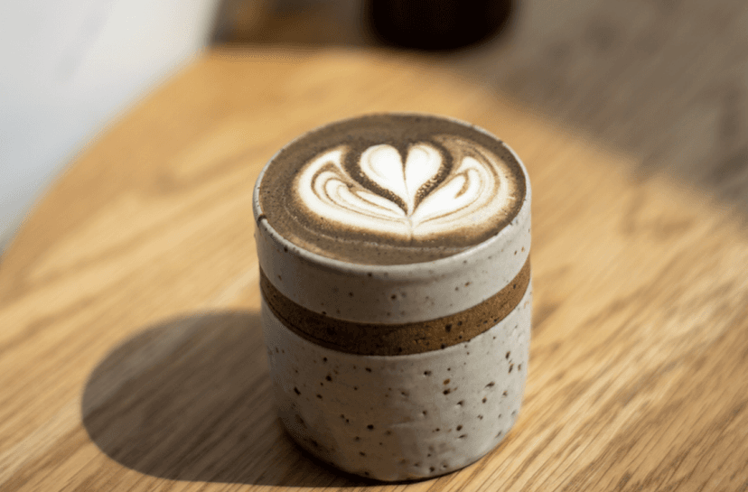 Bye matcha, hola houjicha: Este es el nuevo té japonés que va a dominar tu feed