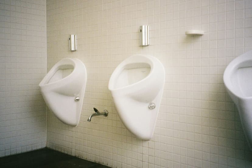 Cada vez más hombres orinan sentados en lugar de hacerlo de pie. La ciencia sabe que es una buena idea