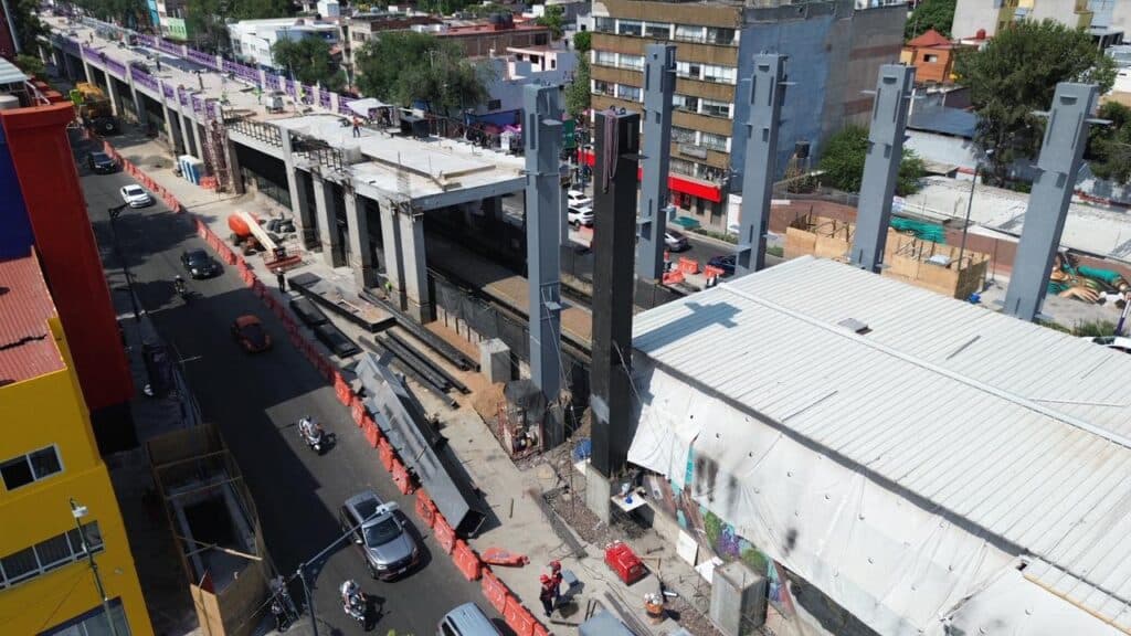 Cae viga del Parque Elevado que se construye sobre Calzada Tlalpan; golpea a un automóvil