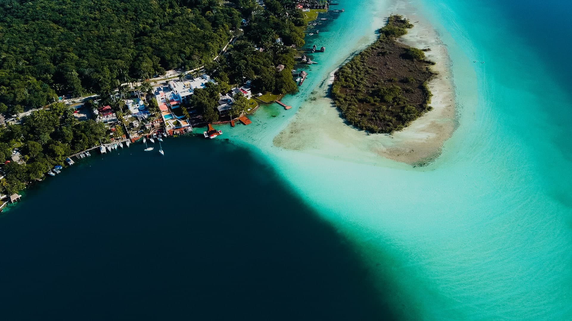 Cenote Esmeralda, un gran ojo de agua que alimenta la laguna de Bacalar