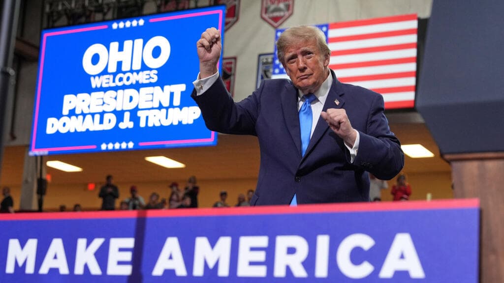 Cheques de 5.000 dólares y un número personal filtrado: ¿un impulso electoral desesperado de Trump?