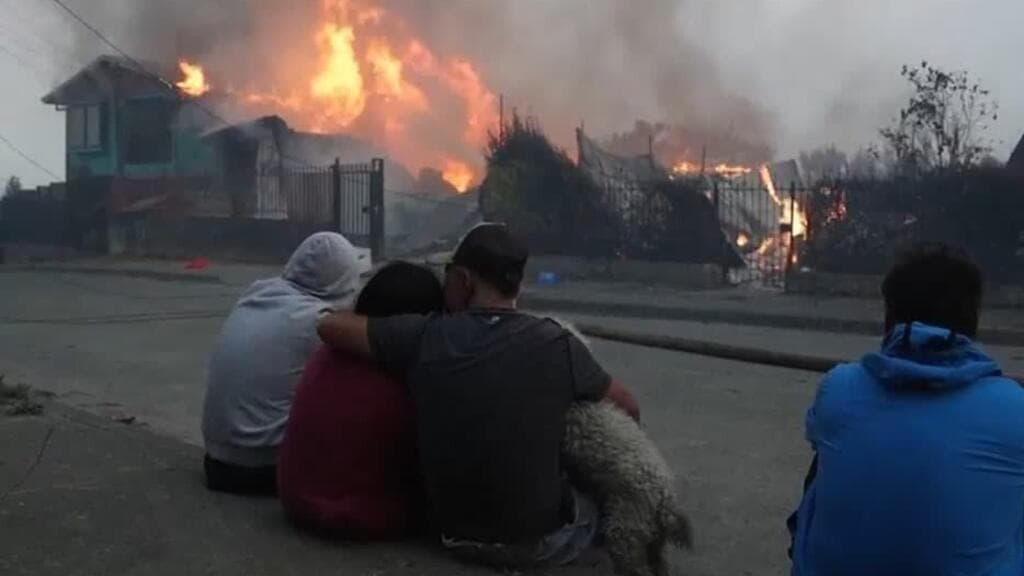 Chilenos dejan sus hogares huyendo de los incendios