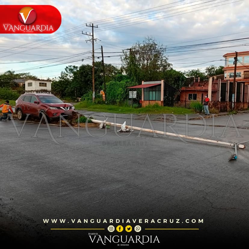 Choca con una camioneta y se proyecta con una luminaria, en Tuxpan
