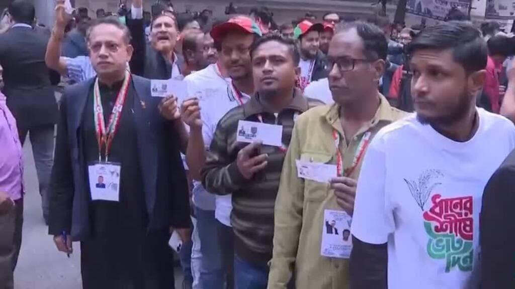 Cierran las urnas de unas esperadas elecciones en Bangladesh