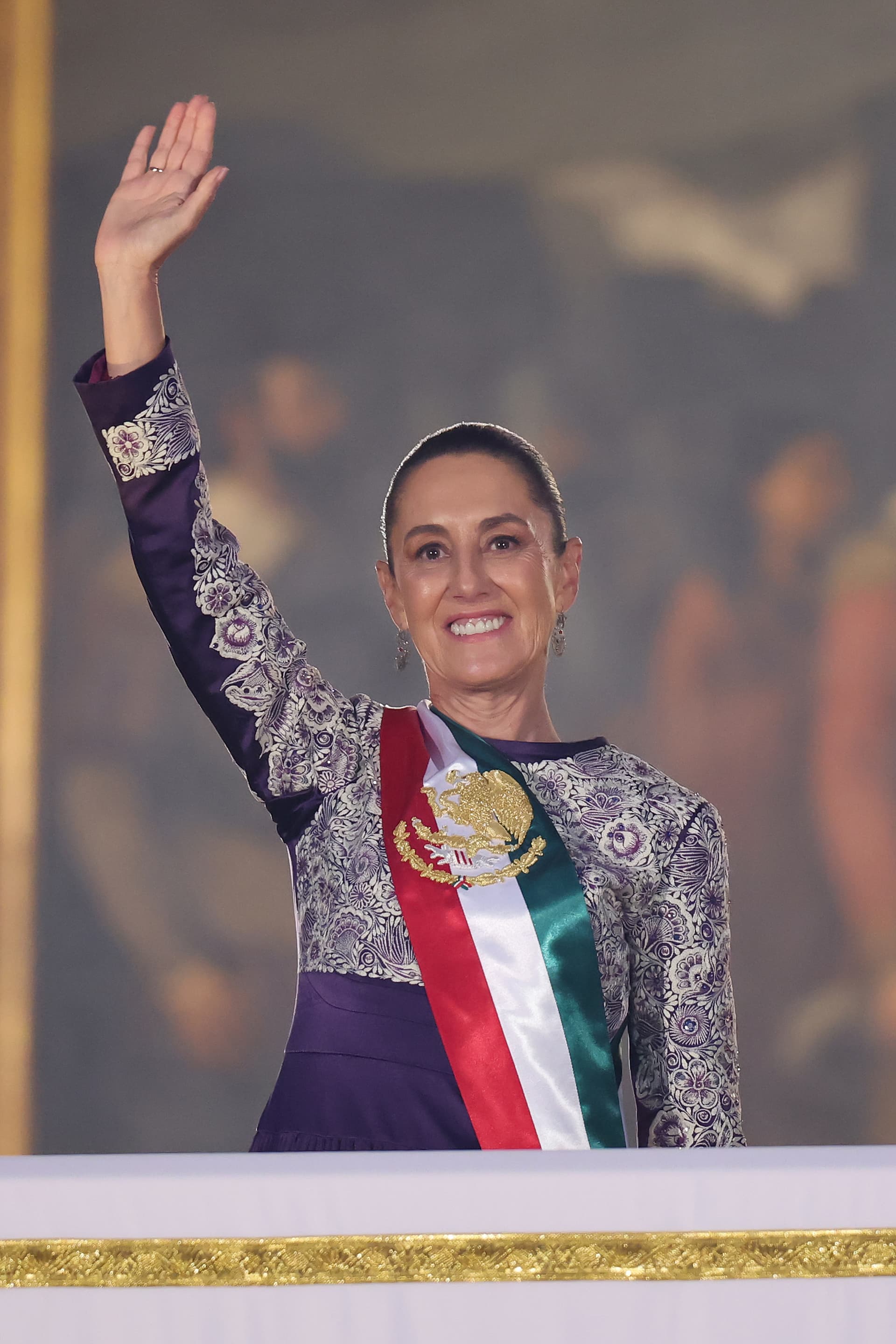 Claudia Sheinbaum celebra el Grito de Independencia 2026 con un look que combina tradición y elegancia