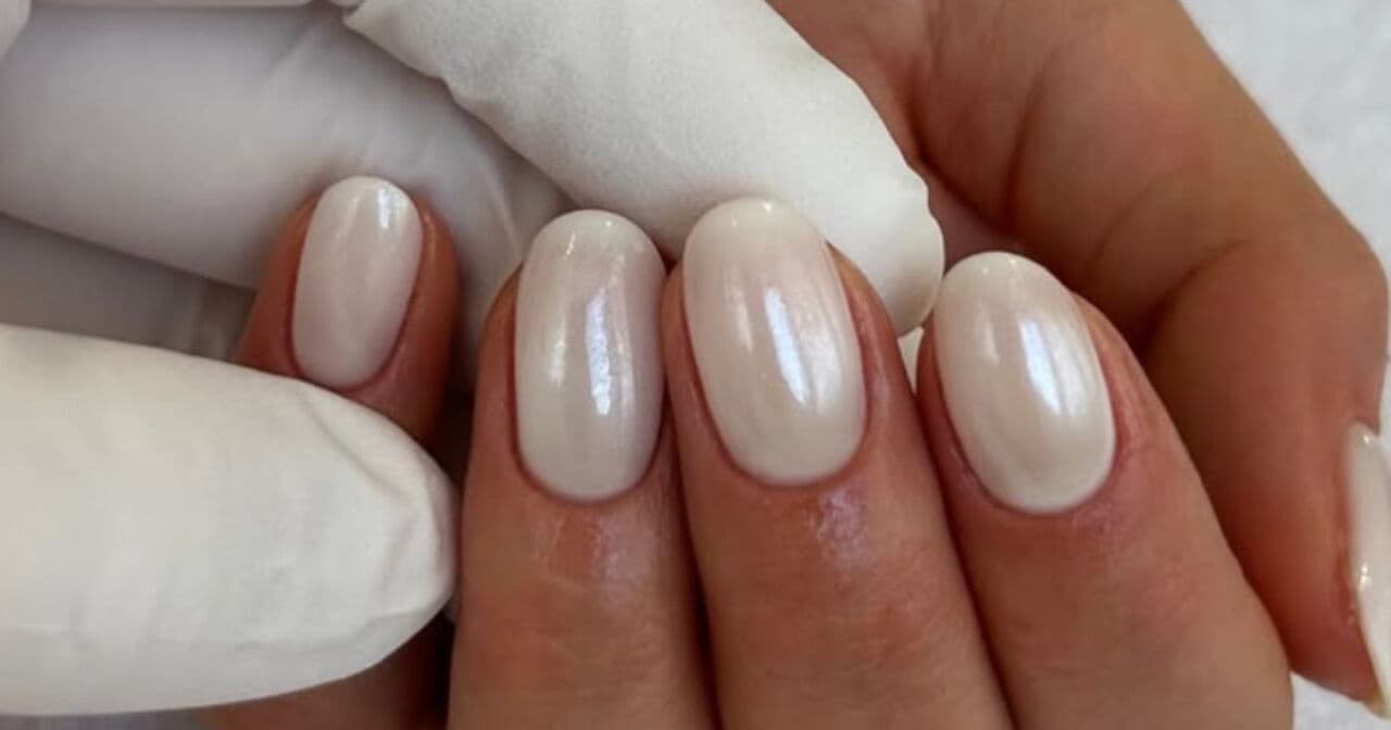Coconut chrome nails: el efecto que llega a despedir el verano