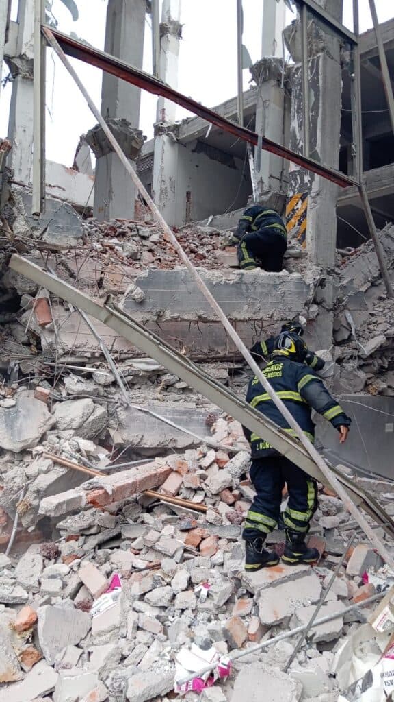 Colapso de edificio en San Antonio Abad deja personas atrapadas; hay labores de rescate