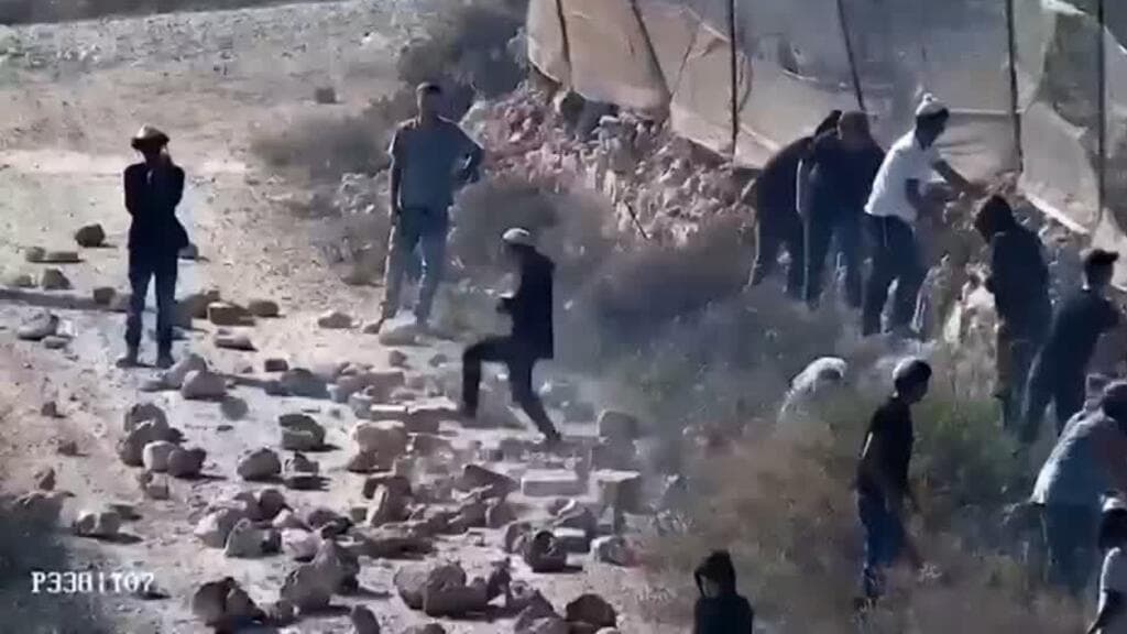 Colonos israelíes mantienen el asedio a palestinos en la Cisjordania ocupada