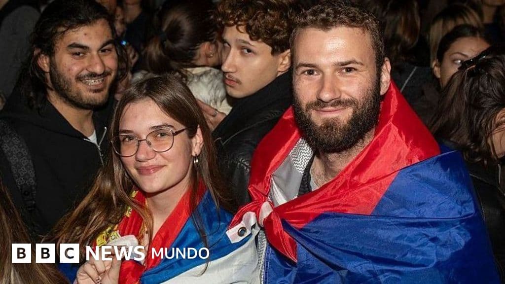 Estudiantes celebran la histórica victoria electoral en las calles de Belgrado.