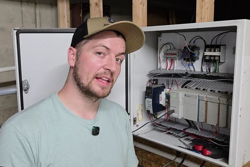 Con un aire acondicionado rescatado de la basura y conocimientos de ingeniería, un youtuber fabricó un sistema de climatización subterráneo automático