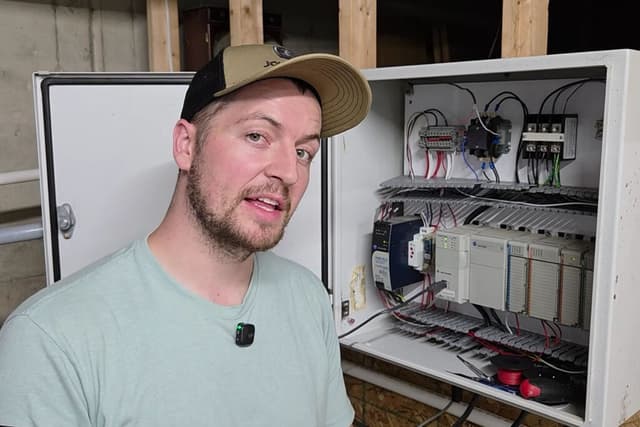 Con un aire acondicionado rescatado de la basura y conocimientos de ingeniería, un youtuber fabricó un sistema de climatización subterráneo automático