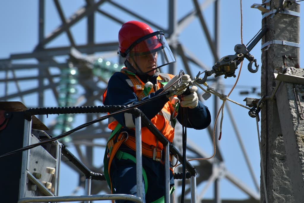 Conseguir un electricista o un carpintero en Estados Unidos es casi imposible: todos están construyendo centros de datos para IA