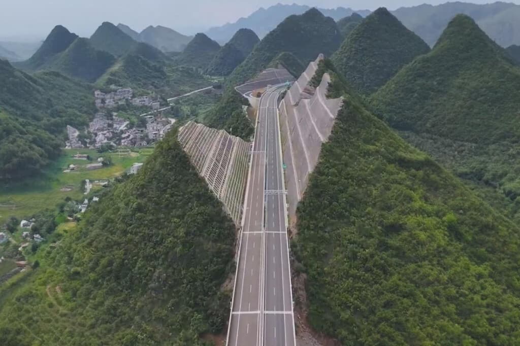 Maquinaria pesada trabajando en el corte vertical de una montaña en China.