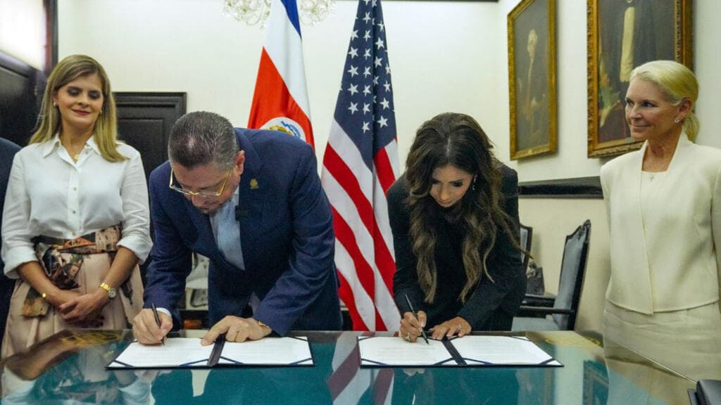 Costa Rica firma acuerdo con EE. UU. para recibir migrantes deportados de terceros países