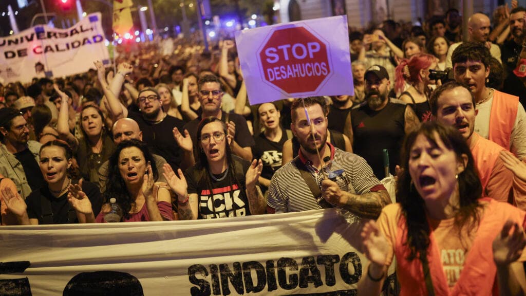 Crisis de vivienda en España: gran protesta en Madrid contra el desahucio de una mujer de 87 años