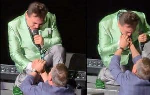 Cristian Castro interrumpe su concierto en el Auditorio Nacional para besarle la mano a Julio César Chávez