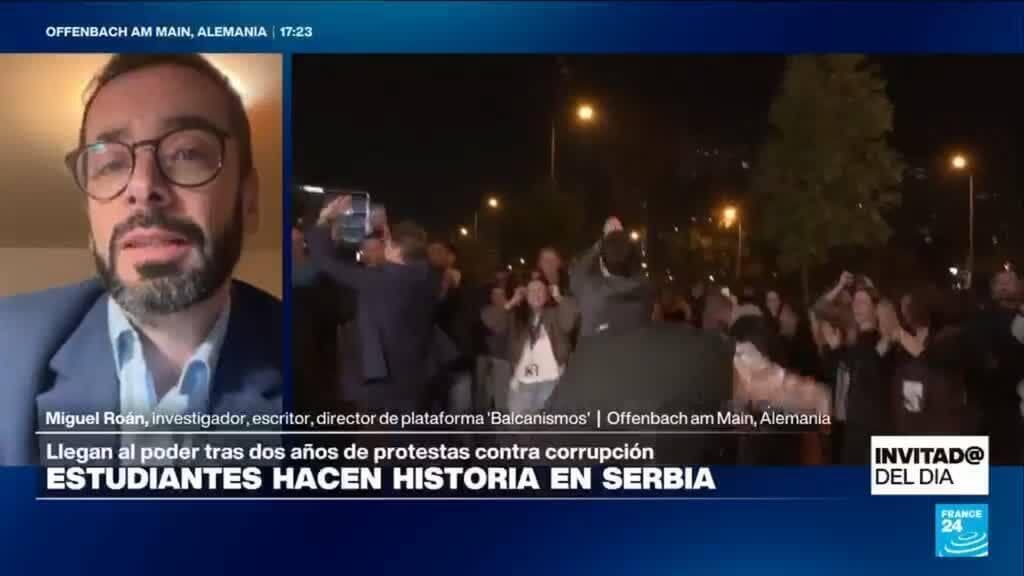 Estudiantes y ciudadanos celebran los resultados electorales que marcan un cambio político en Serbia.