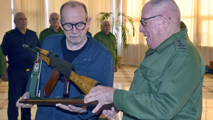 Cuba entrega un fusil a Silvio Rodríguez en plena escalada con Estados Unidos