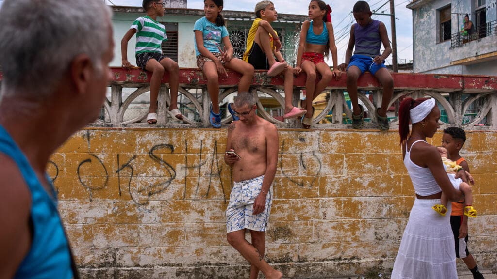 Calles de La Habana reflejan el impacto de una población que envejece rápidamente.