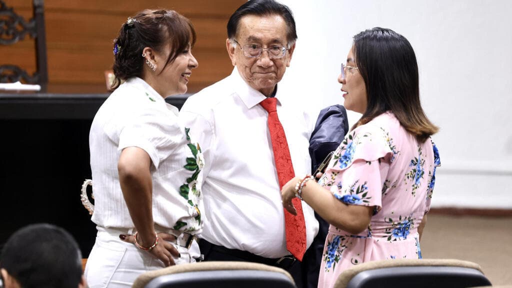 De derecha a izquierda: José María Balcázar, de 83 años, será el nuevo presidente interino de Perú