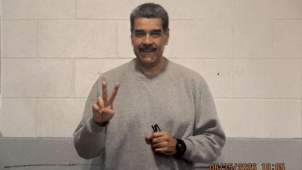 De gris y visiblemente delgado: Maduro comparte fotos suyas por primera vez desde que está en prisión