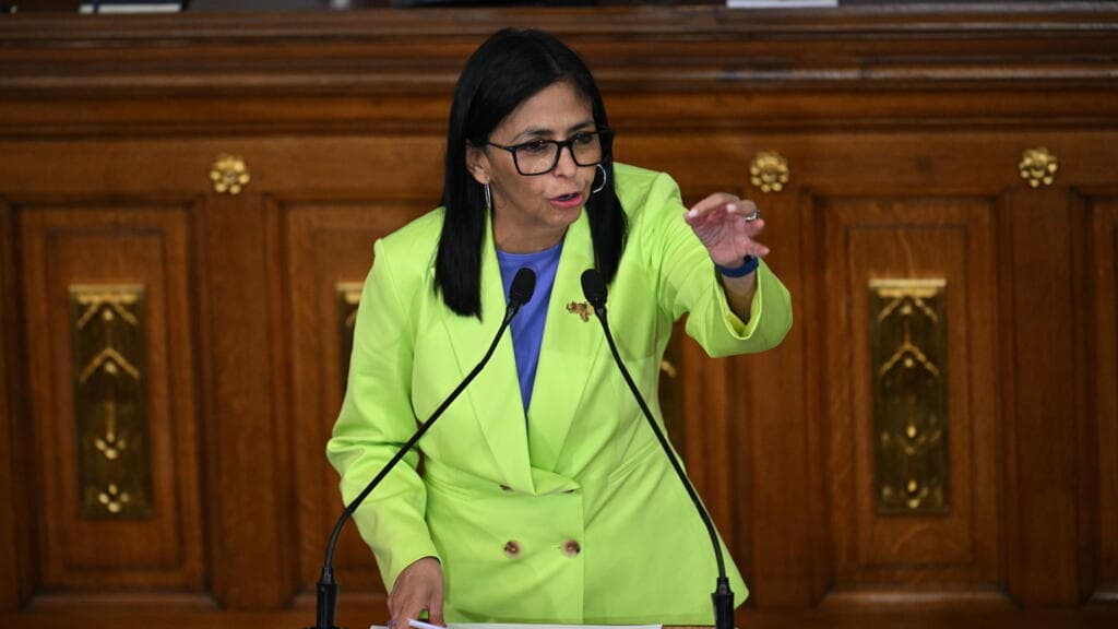 Delcy Rodríguez remodela el Ejecutivo venezolano; la ONG Foro Penal certifica 100 excarcelaciones