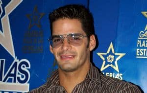 Descubren a famoso actor de Televisa trabajando como chofer