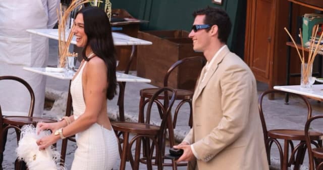 Dua Lipa y Callum Turner celebran su segunda boda en Sicilia con una fiesta de lujo y serenata de Elton John