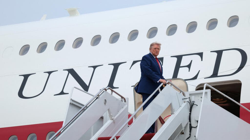 El cambio de avión en secreto: ¿por qué la maniobra para proteger a Trump genera interrogantes de seguridad?